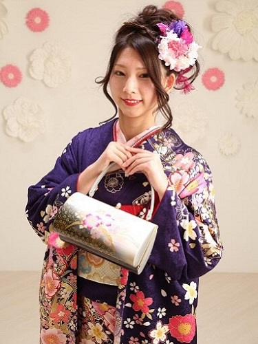 鮮やかなネイビ-色もキレイ!桜のモダンの柄がとても素敵な一枚です。