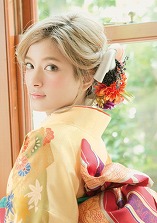 低めの位置でまとめるヘアスタイルは子供っぽくならず、着物姿を大人っぽく決めたい方にオススメ♪