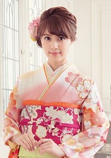 柔らかい色合いの振袖も甘すぎない定番アップで大人っぽく♪