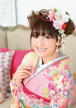 キュッとまとまったツインテールは振袖姿をスッキリと見せてくれます。