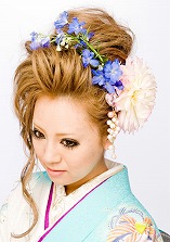 お団子にポンパドールをプラスしたヘアスタイル!着物姿も大人っぽく決まります!