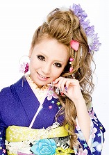 ボリューミーなサイドアップにポンパドールをプラスしたヘアスタイル!目立つこと間違いなし!