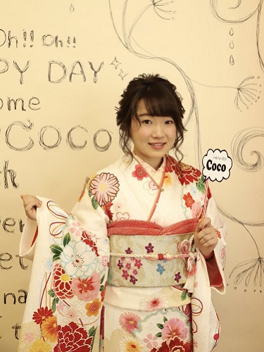すっきりとした白地に、たくさんの花を咲かせた、清楚に魅せつつ大人っぽいドレスのような一枚です。