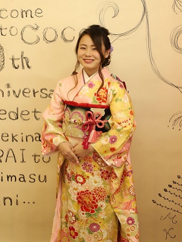 鮮やかな黄色がとても二十歳らしい元気な印象を与える一枚です。