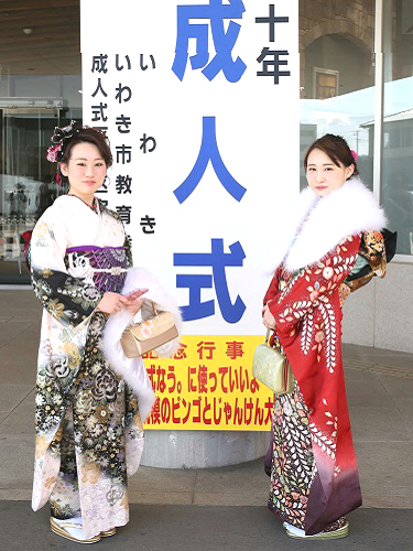 大人っぽい雰囲気のお二人。振袖も落ち着いた色合いでとってもお似合い!