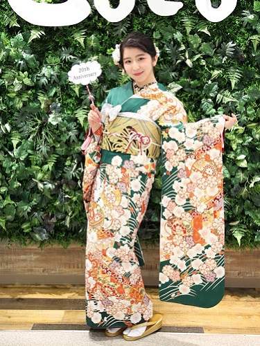 鮮やか色が目を引く一着!華やぎに包まれ迎える二十歳。お洒落ガールにキメて視線を独り占め。