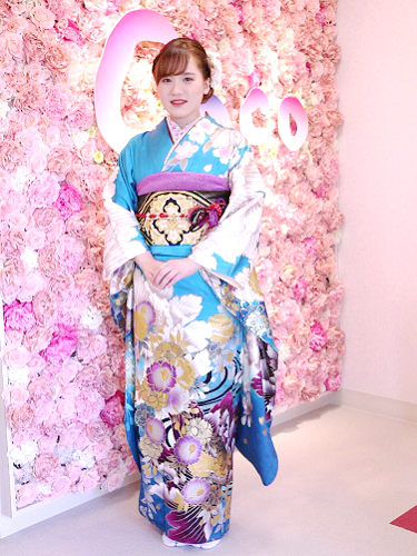 落ち着いた青色にレトロな花模様が新鮮な一枚。大人っぽさと可愛らしさがちょうど良いバランスです。
