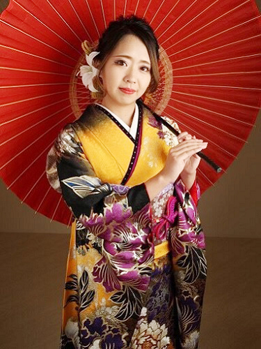 金べ-スのきらびやかさをク-ルカラ-や黒で引き締め。涼しさに満ちた美妙な流麗さをかもしだす。唯一無二の極上着物