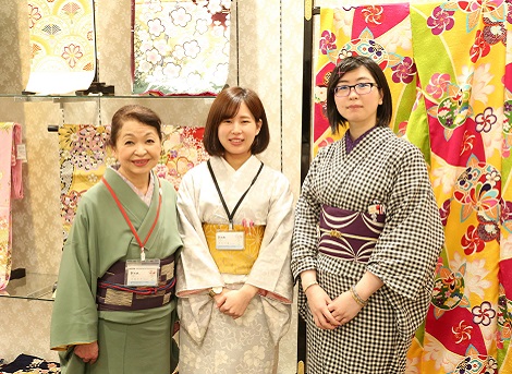 きものおおみ福島店スタッフ集合写真